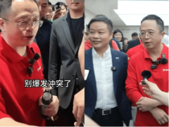 雷军缺席，周鸿祎成上海车展“最忙车模”！小米没有发布会，没有新车，但雷军送礼物还是让小米展台人气爆棚